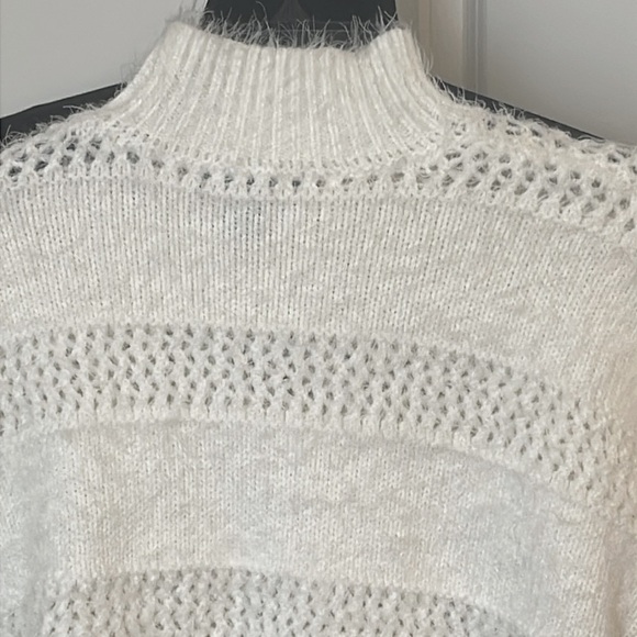 Forever 21 Fluffy White Sweater Oversized Size Small - Picture 5 of 5